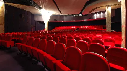 عکس گرفته شده از نمای جالب سالن تئاتر و صندلی های قرمز