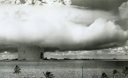 دانلود تصویر سیاه و سفید ابرهای قارچی شکل انفجار هسته ای