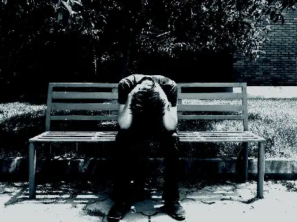 دانلود عکس خاکستری و بی رنگ مرد تنها و غمگین روی نیمکت پارک