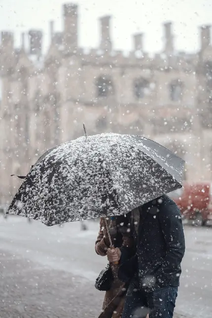 دانلود عکس عاشقانه و رمانتیک چتر برفی در زمستان برای پروفایل 