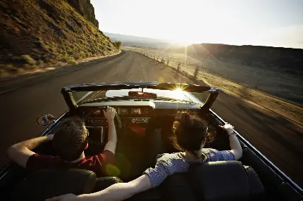 تصویر مسافرت رفتن زن و شوهر با ماشین در جاده کوهستانی