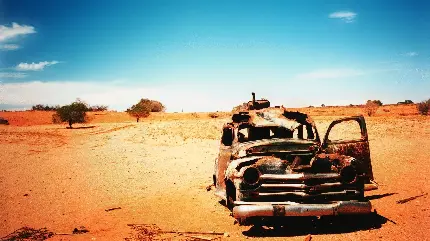 عکس پس زمینه با کلاس ماشین قدیمی رها شده در بیابان