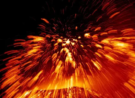 پربازدیدترین عکس آتشفشان انفجاری و پاشیده شدن مواد مذاب