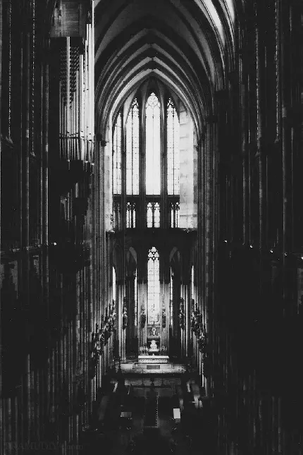 والپیپر کلیسای جامع گوتیک در تم سیاه و سفید برای گوشی
