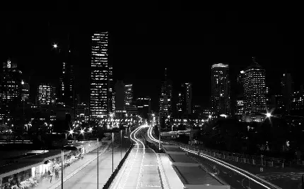 عکس سیاه و سفید بزرگراه شهر در شب تاریک با کیفیت بالا