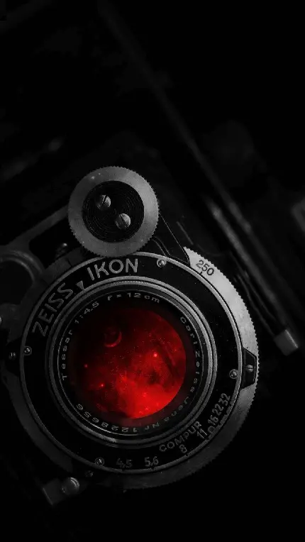 تصویر دارک و خفن دوربین عکاسی با لنز قرمز و زمینه مشکی 