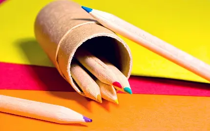 تصویر زمینه با کیفیت برای دسکتاپ با طرح شاد مدادهای رنگی