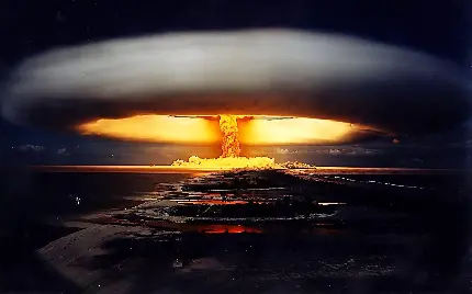 عکس ابر قارچی شکل سفید انفجار هسته ای و بمب اتم در آسمان شب