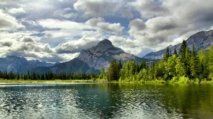 زیباترین تصویر دریاچه وسیع و عمیق با کوهستان و درختان سبز و آسمان پر ابر 