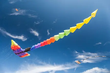 قشنگ ترین طرح بادبادک رنگین کمانی در حال پرواز در آسمان 