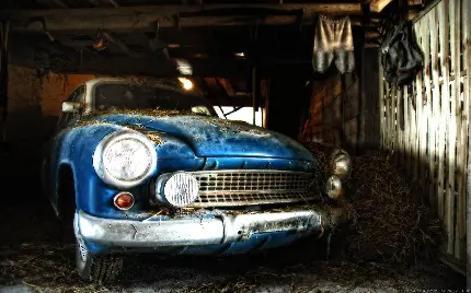 داتلود تصویر زمینه با کیفیت عالی از اتومبیل قدیمی در یک انبار کهنه