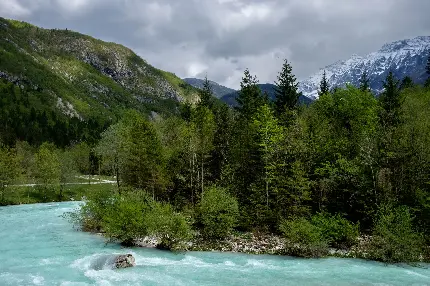 عکس زیبا از  جاذبه طبیعی رودخانه و کوه های اسلوونی