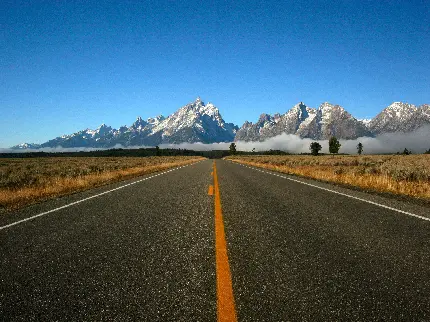 عکس گرفته شده از جاده ای خلوت با منظره خیره کننده‌ 