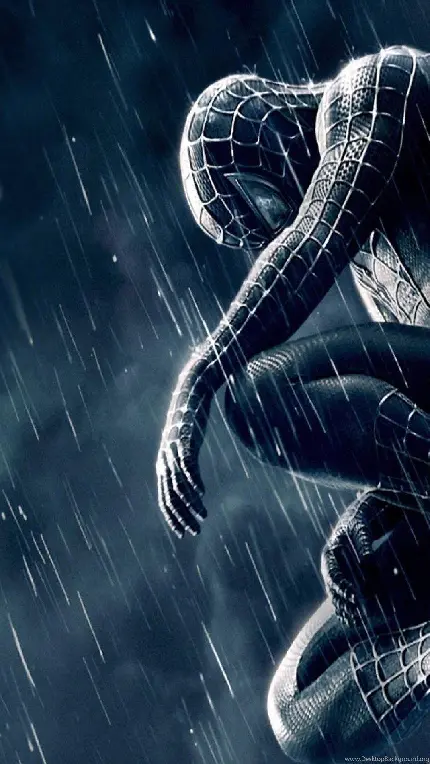 تصویر استوک شخصیت مشهور مرد عنکبوتی غمگین و ناراحت زیر باران 
