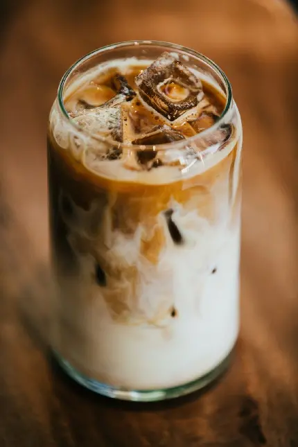عکس قهوه سرد با شیر با سایز مناسب برای تصویر زمینه گوشی