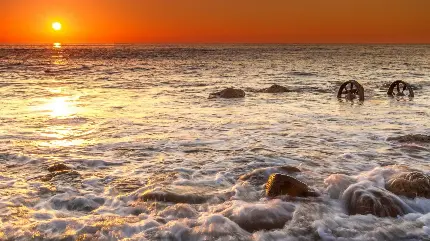 عکس زیبای منظره غروب خورشید بالای اقیانوس متلاطم طبیعت 