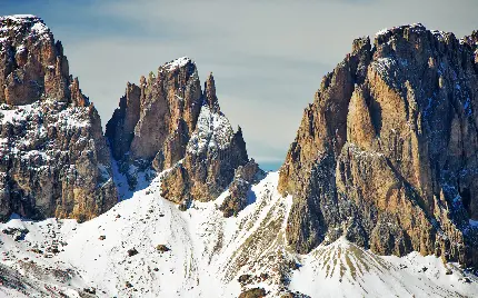 دانلود تصویر زمینه طبیعت کوهستانی پر برف فصل زمستان 