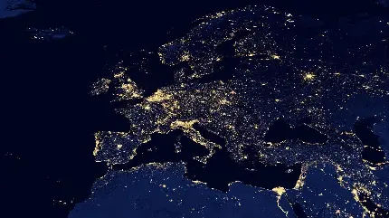 عکاسی خیلی باحال از نقشه قاره اروپا در تم تیره با نورهای زیبا