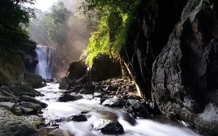 تصویر پس زمینه شگفت انگیز از منظره آبشار در طبیعت