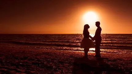 عکس رمانتیک سایه زن و مرد در ساحل و غروب آفتاب