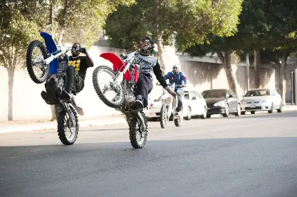 عکس تک چرخ زدن دو موتورسوار کراس در گوشه ای از خیابان
