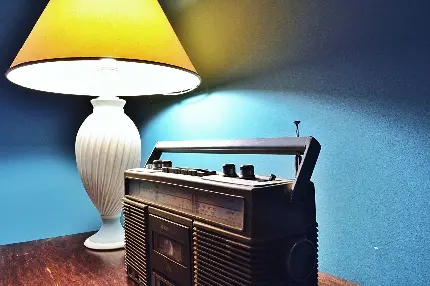 رادیو قدیمی نمادی از عصر گذشته و تکنولوژی آن دوران