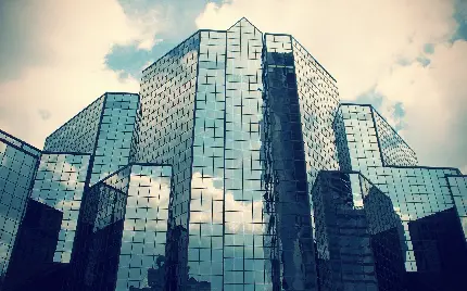 نمای خارجی ساختمان های مدرن با شیشه های رنگی 