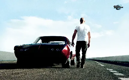 تصویر از بازیگر در کنار اتومبیلش در جاده در فیلم سریع و خشن