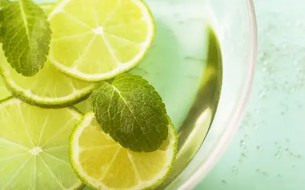 تصویر برگ نعناع و لیمو های ورقه شده داخل دمنوش گرم