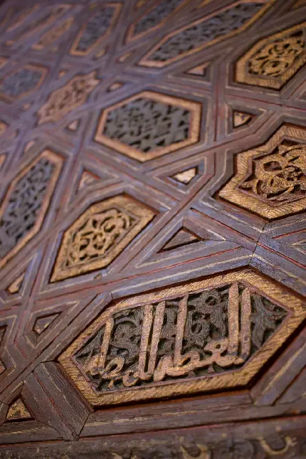 بکگراند مذهبی از چوب های حکاکی شده به سبک طراحی اسلامی