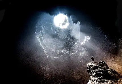 عکس دهانه غار تاریک و عمیق در دل زمین با کیفیت بالا 