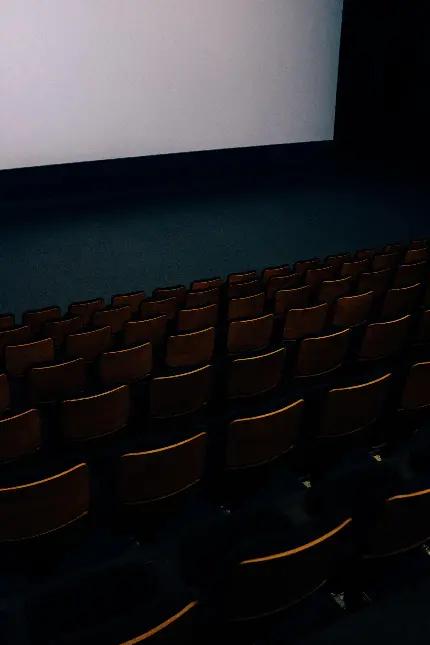تصویر صندلی های سینما بدون تماشاچی برای پس زمینه کامپیوتر 