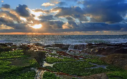 دانلود عکس منظره دریایی با آسمان رویایی و ابری و تابش نور آفتاب 