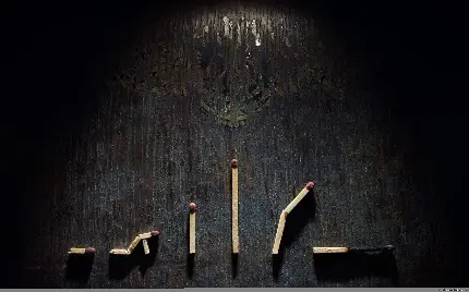 عکس استوک مفهوم تصویری چوب کبریت های شکسته در پس زمینه سیاه 