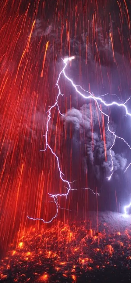 ترسناک ترین عکس رعد و برق به همراه بارش مواد مذاب از آسمان