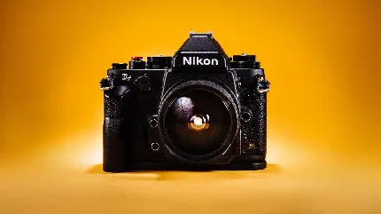 تصویر دوربین نیکون Df در پس زمینه ساده نارنجی 