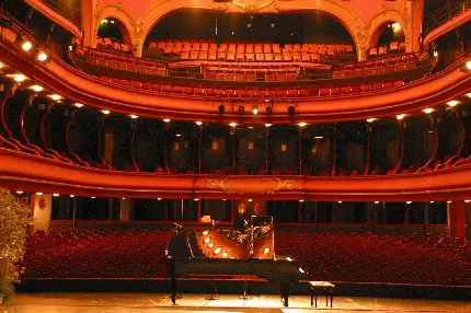 دانلود تصویر سالن تئاتر بزرگ اماده شده برای اجرای پیانو