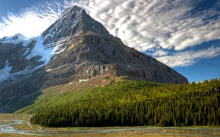 تصویر خیلی زیبا از طبیعت کانادا با منظره کوه رابسون