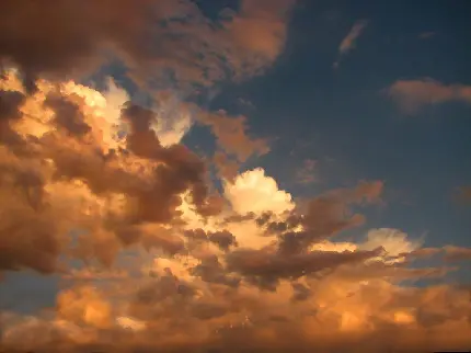 عکس زیبا از ابر های شناور در اسمان اثر مکسفیلد پریش 