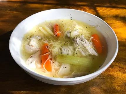 عکس سوپ رشته داغ با مرغ و هویج طعم دار نشده و غلظت کم
