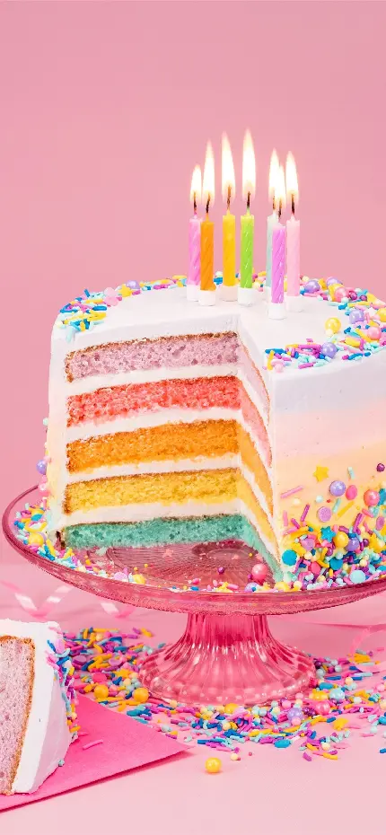 کاور هایلایت خوشمزه ترین شیرینی و کیک تولد دنیا با زمینه صورتی 