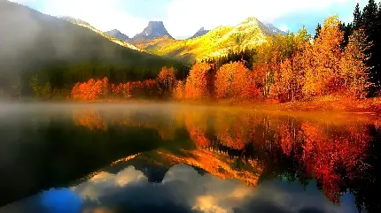 بهترین تصویر زمینه طبیعت زیبای دریاچه در کنار کوه پاییزی 