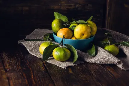 پس زمینه HD میوه های نارنگی نرسیده شیرین و آبدار روی میز