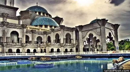 عکس استوک خیلی قشنگ از بنای معماری اسلامی با حوضچه آبی