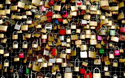 عکس از قفل های پل عشاق شهر پاریس از جاذبه های گردشگری با کیفیت بالا