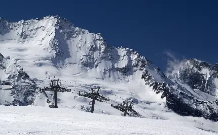 تصویر زمینه مناظر زیبای فصل زمستان در زمین های پوشیده از برف و یخ 