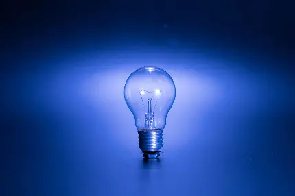 عکس لامپ ساده با بکگراند آبی برای پروفایل و والپیپر مهندسین برق