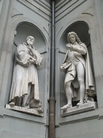 مجسمه یادبود و یادگاری گالیلئو گالیله اخترشناس و فیزیک دان و مهندس اهل ایتالیا  