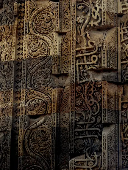 تصویر زمینه معماری اسلامی قدیمی با نقوش برجسته و هنری