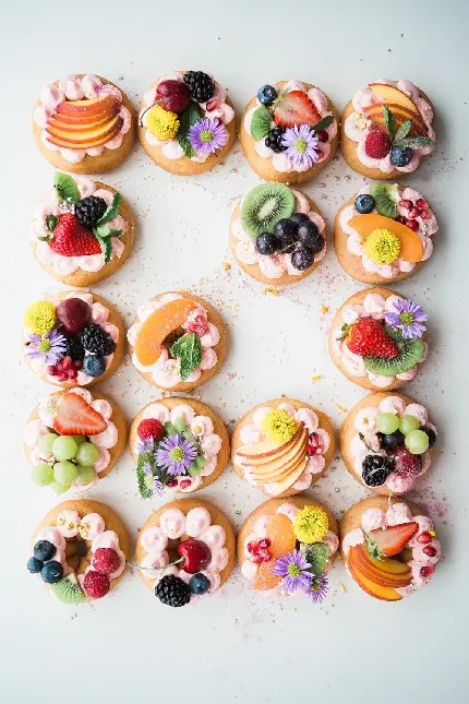 عکس پس زمینه خوشمزه ترین کلوچه و کیک و شیرینی های دنیا تزئین شده با میوه های طبیعی 